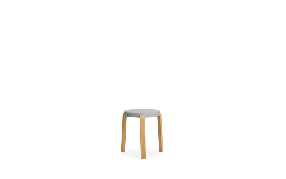 Tap Stuhl Eiche/ grau in Grau präsentiert im Onlineshop von KAQTU Design AG. Hocker ist von Normann Copenhagen