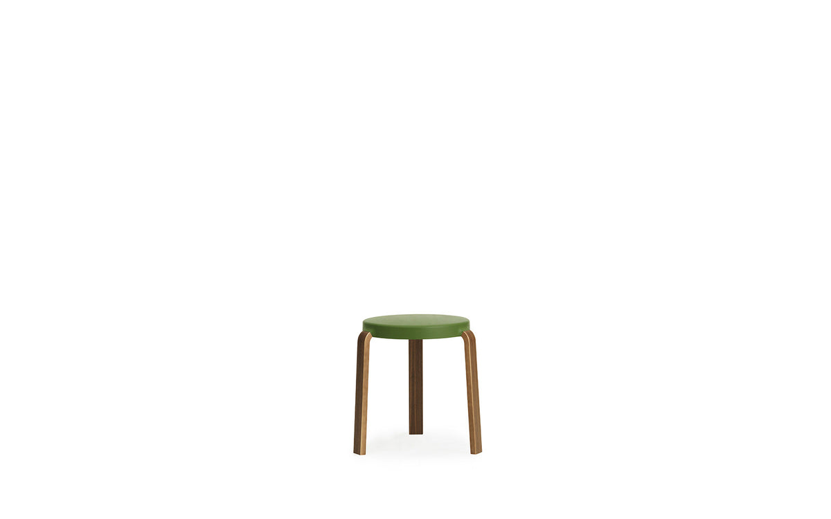 Tap Stuhl Walnuss/ olive in Olive präsentiert im Onlineshop von KAQTU Design AG. Hocker ist von Normann Copenhagen