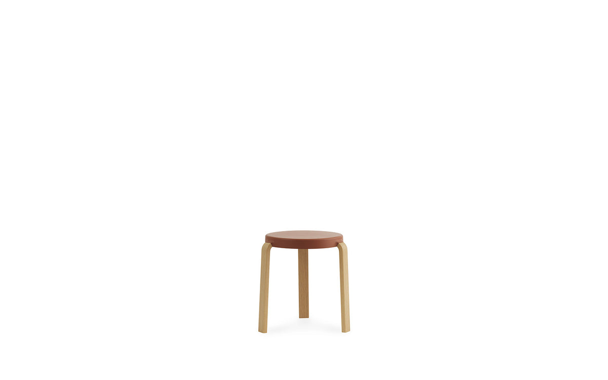 Tap Stuhl Eiche/ karamel in Karamel präsentiert im Onlineshop von KAQTU Design AG. Hocker ist von Normann Copenhagen