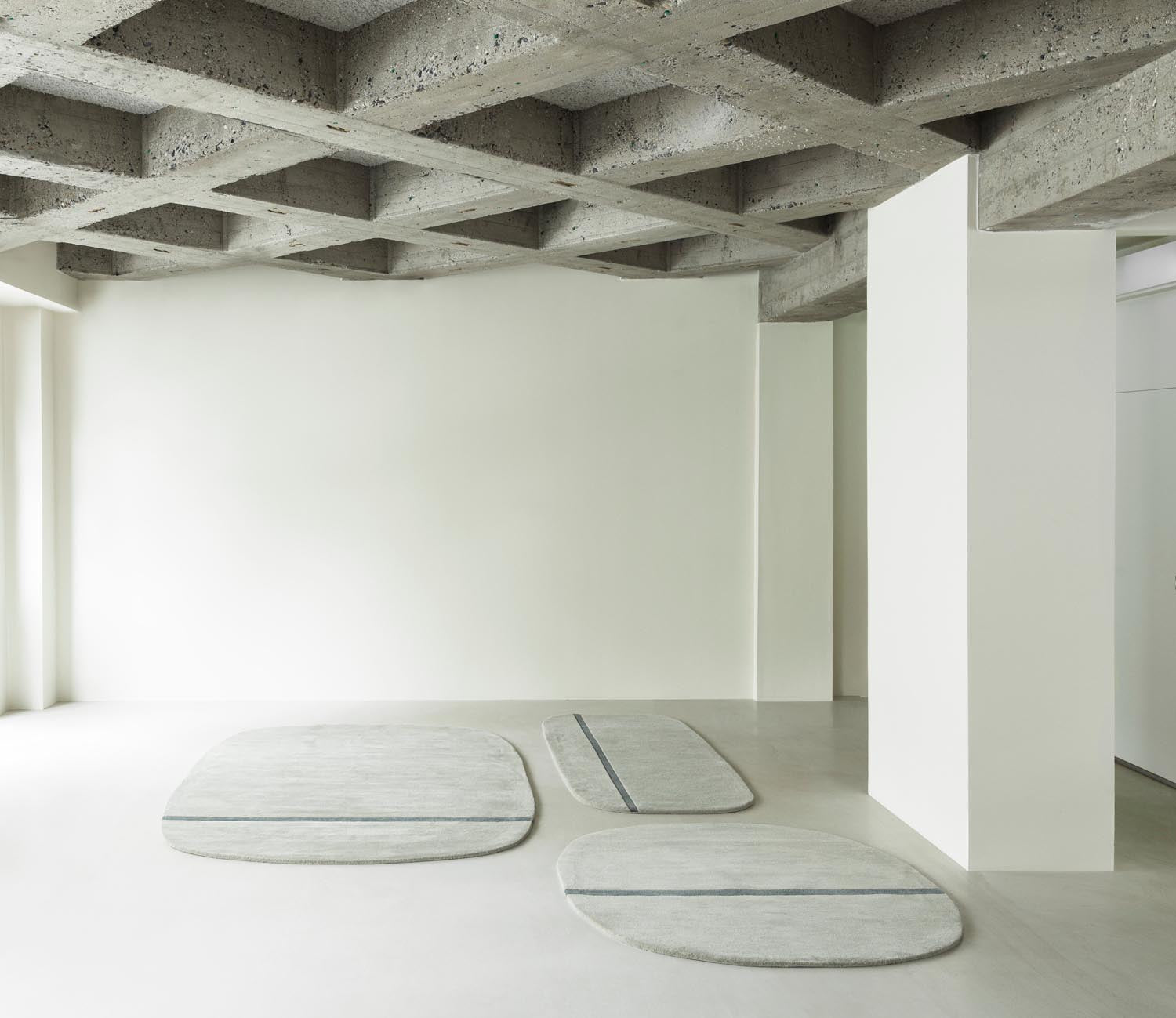 Der Oona Teppich von Normann Copenhagen kombiniert stilvolle Muster mit lebhaften Farbtönen und bringt frischen Schwung in Ihr Zuhause.