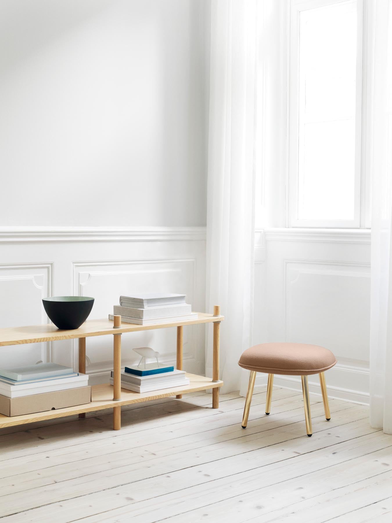 Elegantes Jam Regal 6 Pfosten in Eiche/Grau von Normann Copenhagen – minimalistisches Design, einfache Montage und vielseitige Einsatzmöglichkeiten.