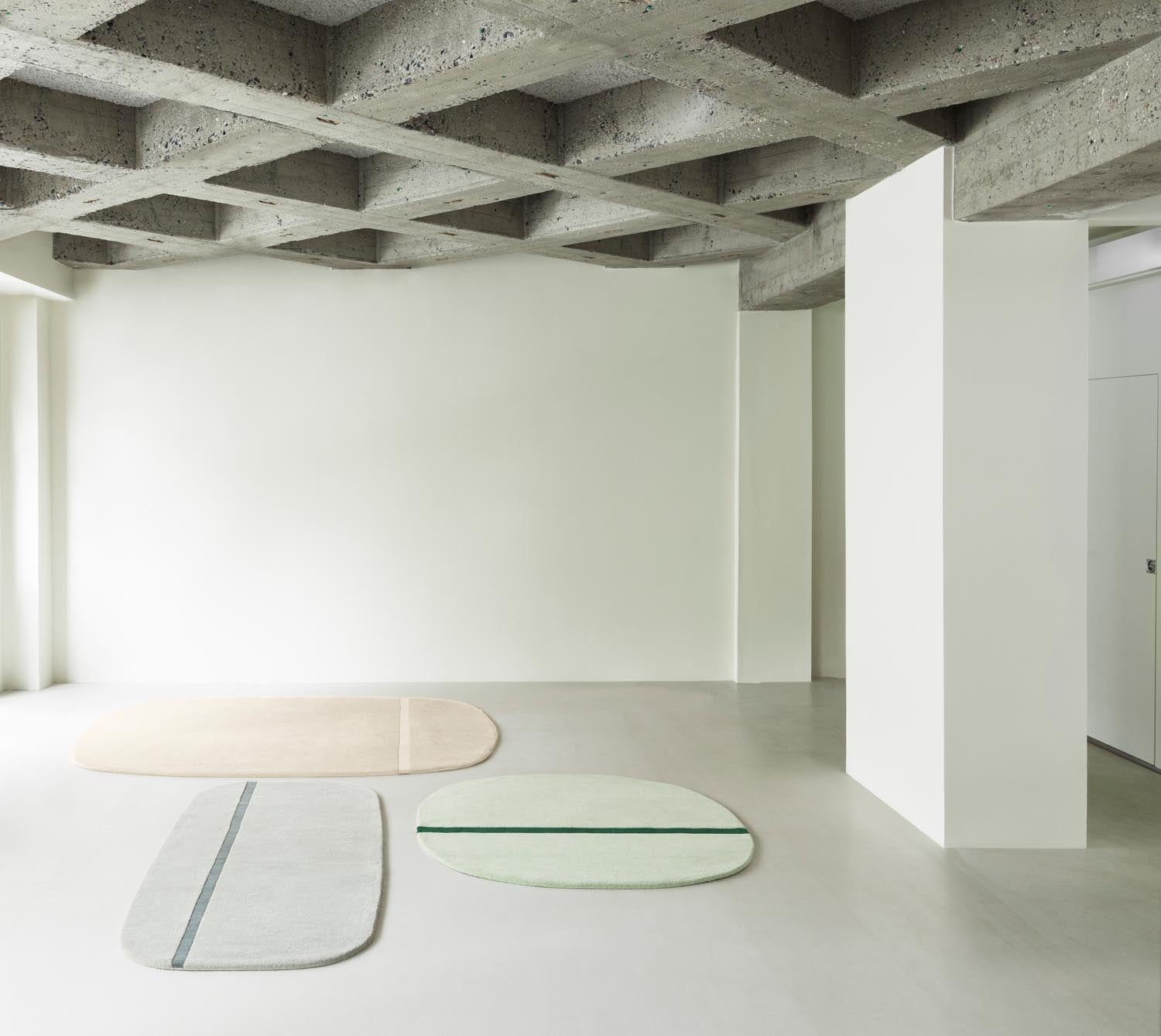 Der Oona Teppich von Normann Copenhagen vereint modernes Design mit lebendigen Farben und schafft eine einladende Atmosphäre in jedem Zuhause.