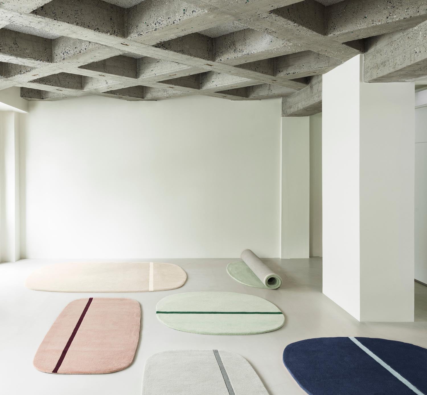 Der Oona Teppich von Normann Copenhagen vereint modernes Design mit lebendigen Farben und schafft eine einladende Atmosphäre in jedem Zuhause.