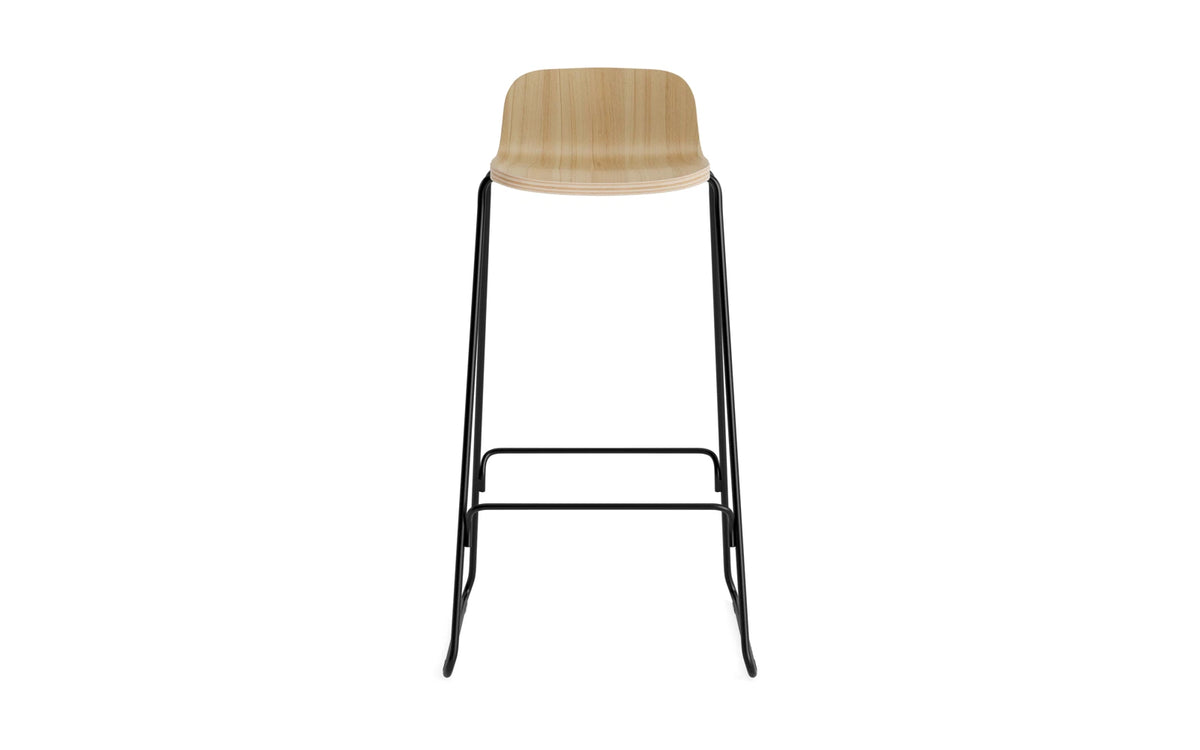 Just Barhocker mit Lehne in Eiche/Schwarze Stahl präsentiert im Onlineshop von KAQTU Design AG. Barhocker ist von Normann Copenhagen