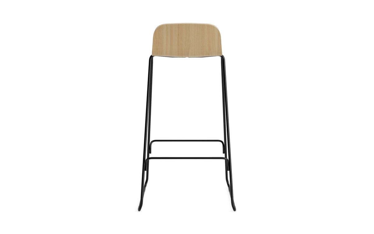 Just Barhocker mit Lehne in Eiche/Schwarze Stahl präsentiert im Onlineshop von KAQTU Design AG. Barhocker ist von Normann Copenhagen