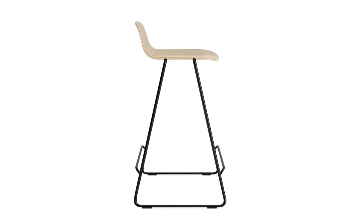 Just Barhocker mit Lehne in Eiche/Schwarze Stahl präsentiert im Onlineshop von KAQTU Design AG. Barhocker ist von Normann Copenhagen