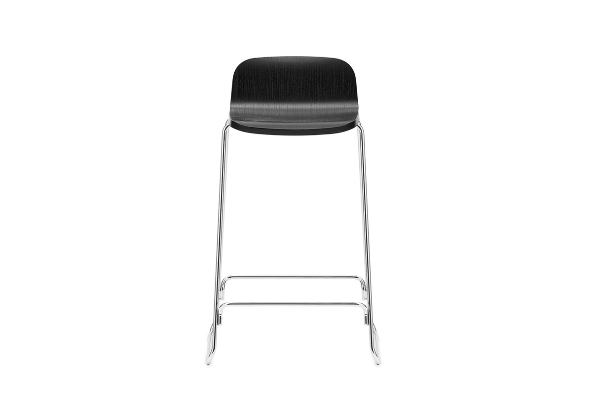 Just Barhocker mit Lehne in präsentiert im Onlineshop von KAQTU Design AG. Barhocker ist von Normann Copenhagen