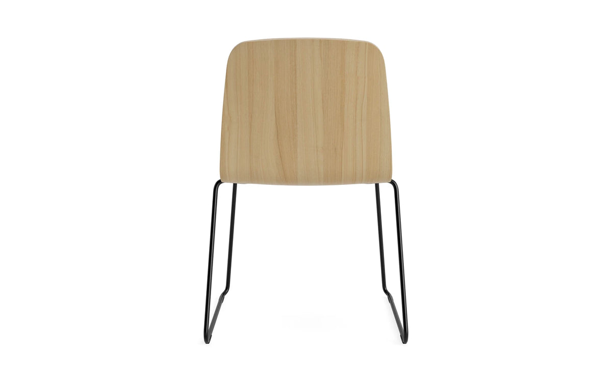 Just Stuhl in Eiche/Schwarze Stahl präsentiert im Onlineshop von KAQTU Design AG. Stuhl ist von Normann Copenhagen