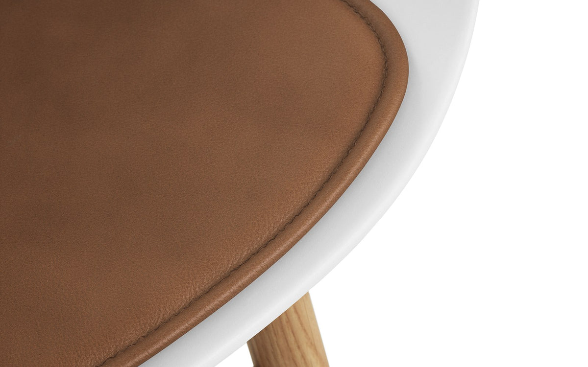 Sitzkissen Form Leder von Normann Copenhagen in Brandy: rechteckiges Kissen mit Lederoberseite und rutschfester Gummiunterseite.