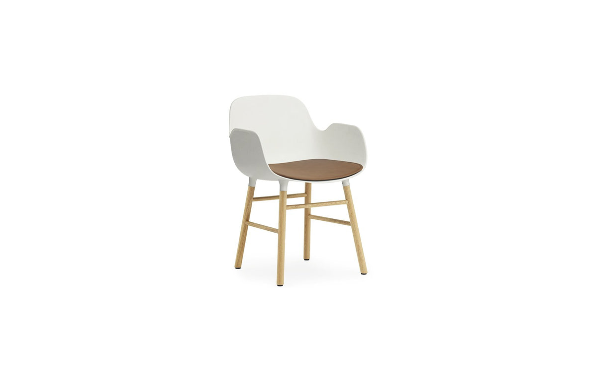Sitzkissen Form Leder von Normann Copenhagen in Brandy: rechteckiges Kissen mit Lederoberseite und rutschfester Gummiunterseite.