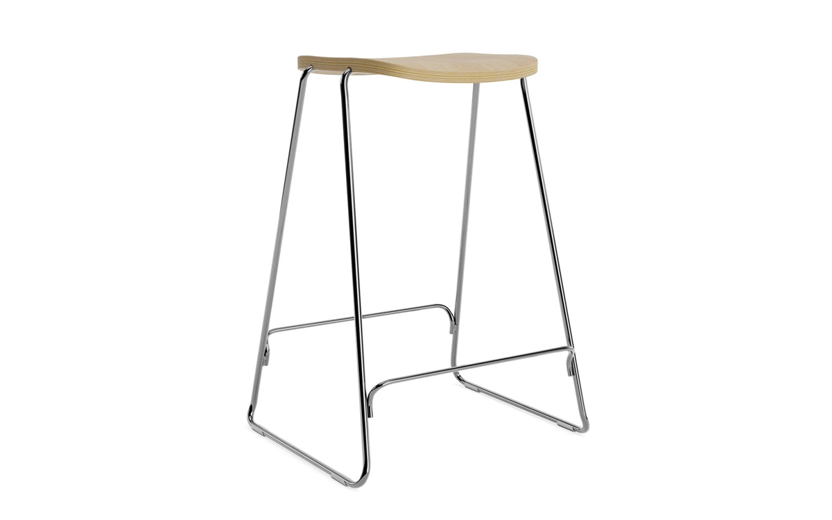 Just Barhocker 65 cm eiche/chrom in Eiche/chrom präsentiert im Onlineshop von KAQTU Design AG. Barstuhl ist von Normann Copenhagen