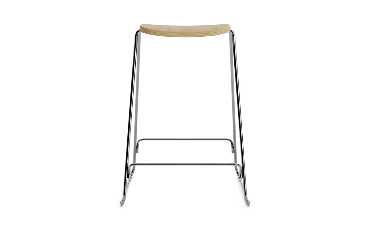 Just Barhocker 65 cm eiche/chrom in Eiche/chrom präsentiert im Onlineshop von KAQTU Design AG. Barstuhl ist von Normann Copenhagen