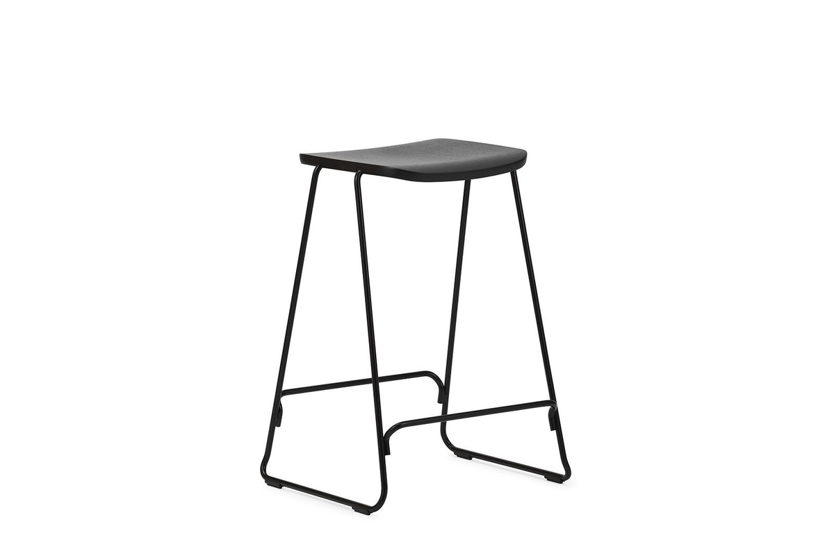 Barhocker Just von Normann Copenhagen in Black/Black, schwarz lackiertes Eichenfurnier mit schwarzem Metallgestell, Sitzhöhe 65 cm.