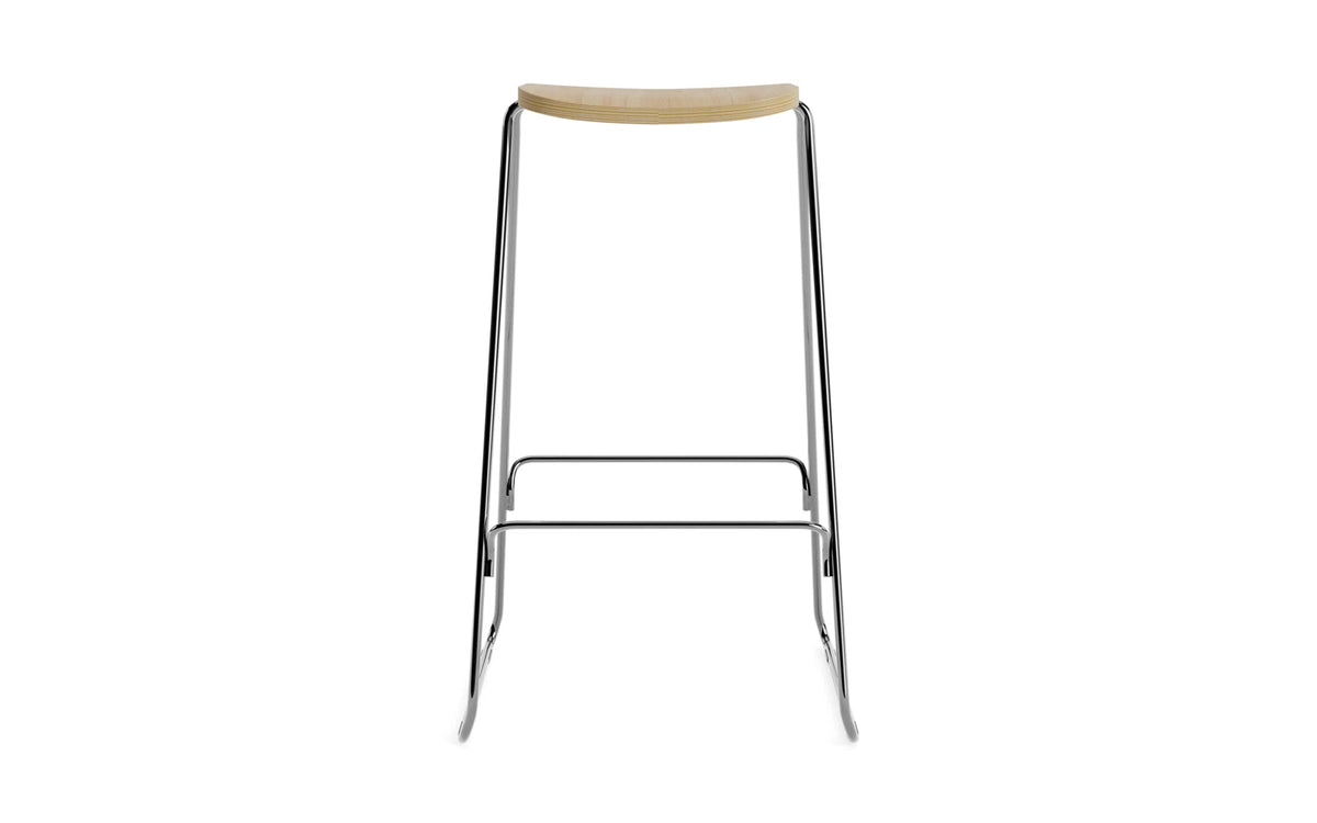 Just Barhocker in Eiche/Chrom präsentiert im Onlineshop von KAQTU Design AG. Barhocker ist von Normann Copenhagen