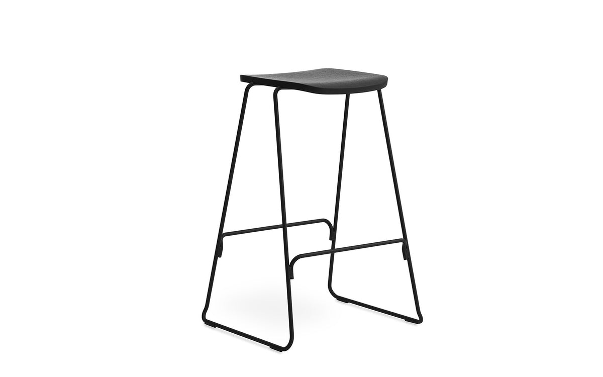 Just Barhocker in Schwarz/Schwarz präsentiert im Onlineshop von KAQTU Design AG. Barhocker ist von Normann Copenhagen