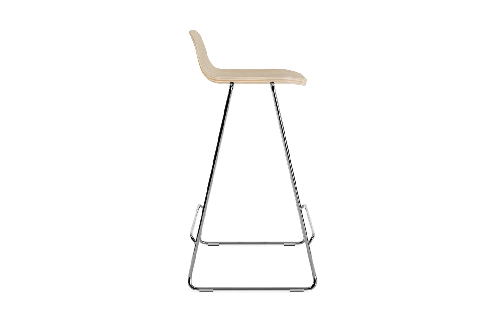 Erleben Sie den Just Barhocker mit Lehne 65 cm von Normann Copenhagen – ein elegantes Design aus Eiche und Chrom, ideal für jeden Raum.