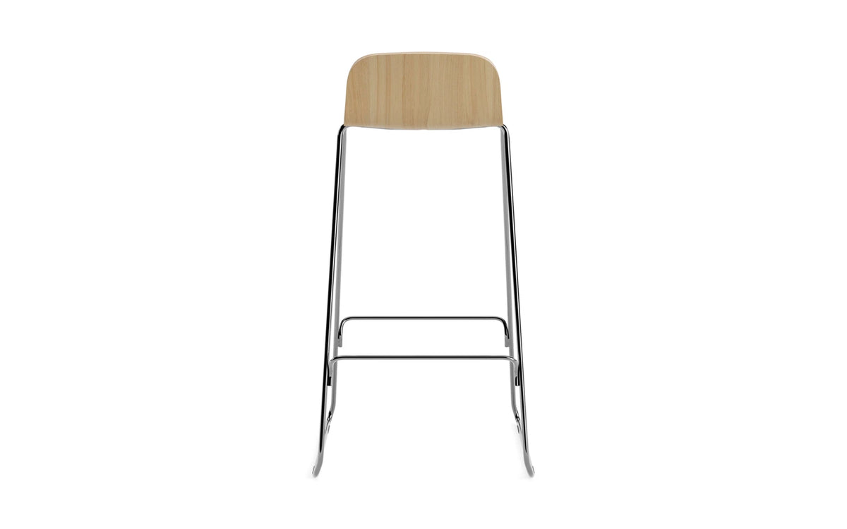 Just Barhocker mit Lehne in Eiche/Chrom präsentiert im Onlineshop von KAQTU Design AG. Barhocker ist von Normann Copenhagen