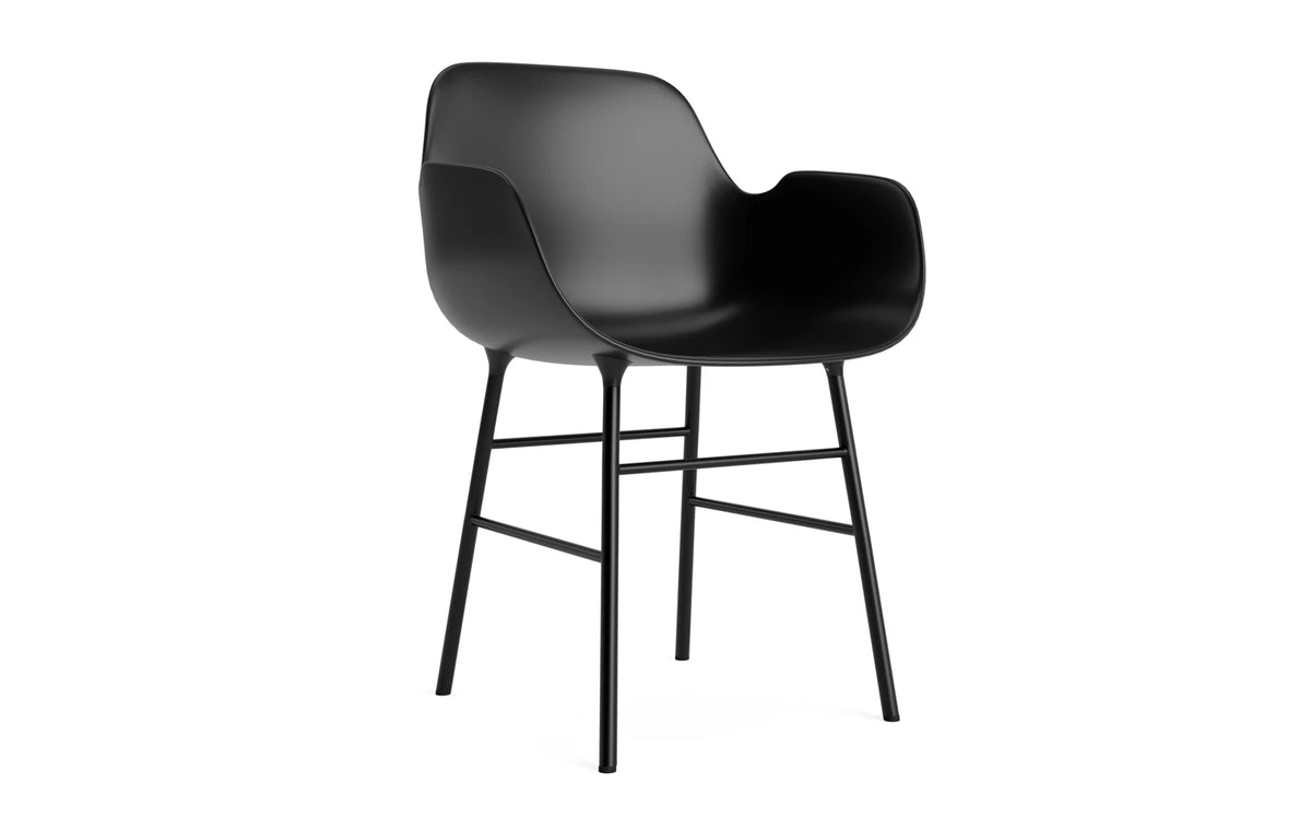 Form Armlehnstuhl in Schwarz präsentiert im Onlineshop von KAQTU Design AG. Stuhl mit Armlehne ist von Normann Copenhagen