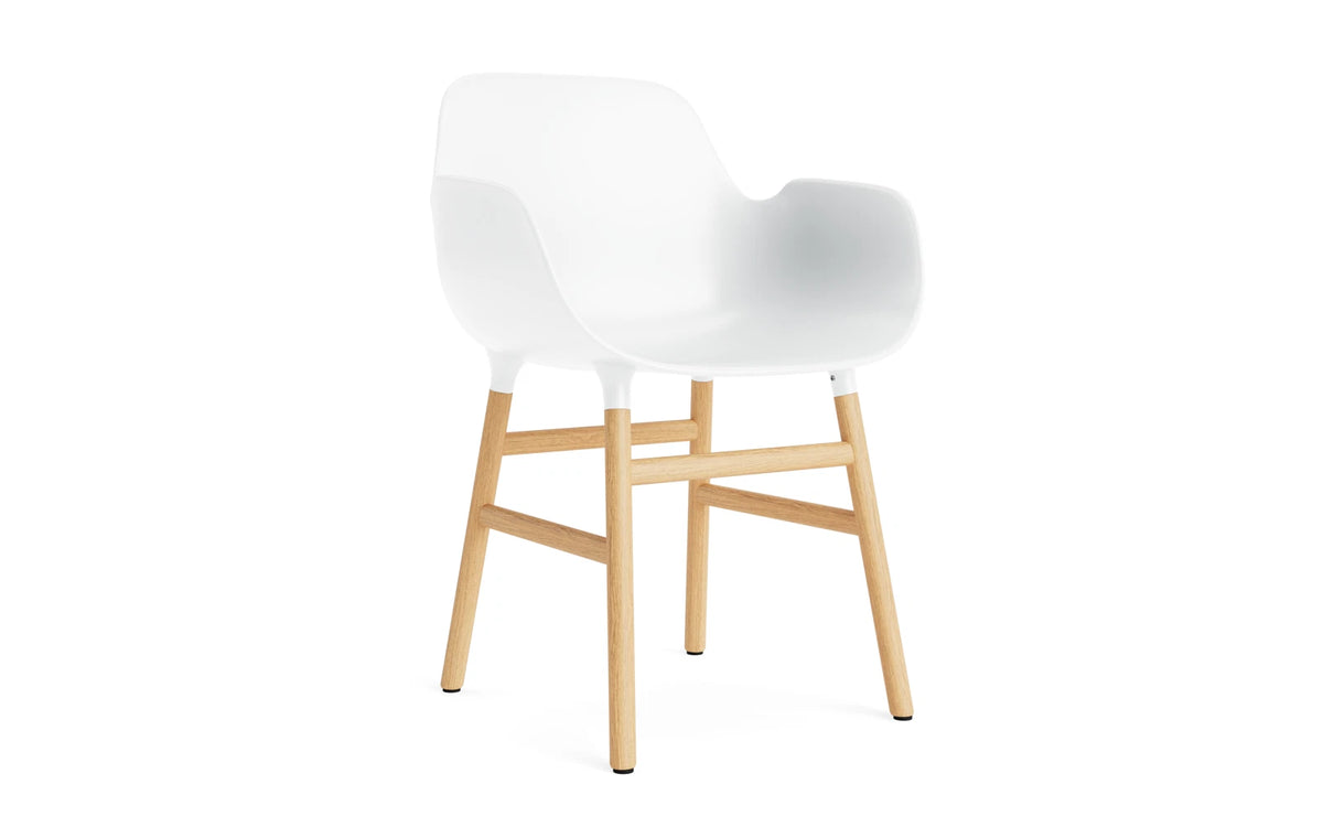 Form Armlehnstuhl in Weiss/Eiche präsentiert im Onlineshop von KAQTU Design AG. Stuhl mit Armlehne ist von Normann Copenhagen