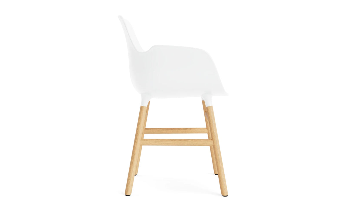 Form Armlehnstuhl in Weiss/Eiche präsentiert im Onlineshop von KAQTU Design AG. Stuhl mit Armlehne ist von Normann Copenhagen