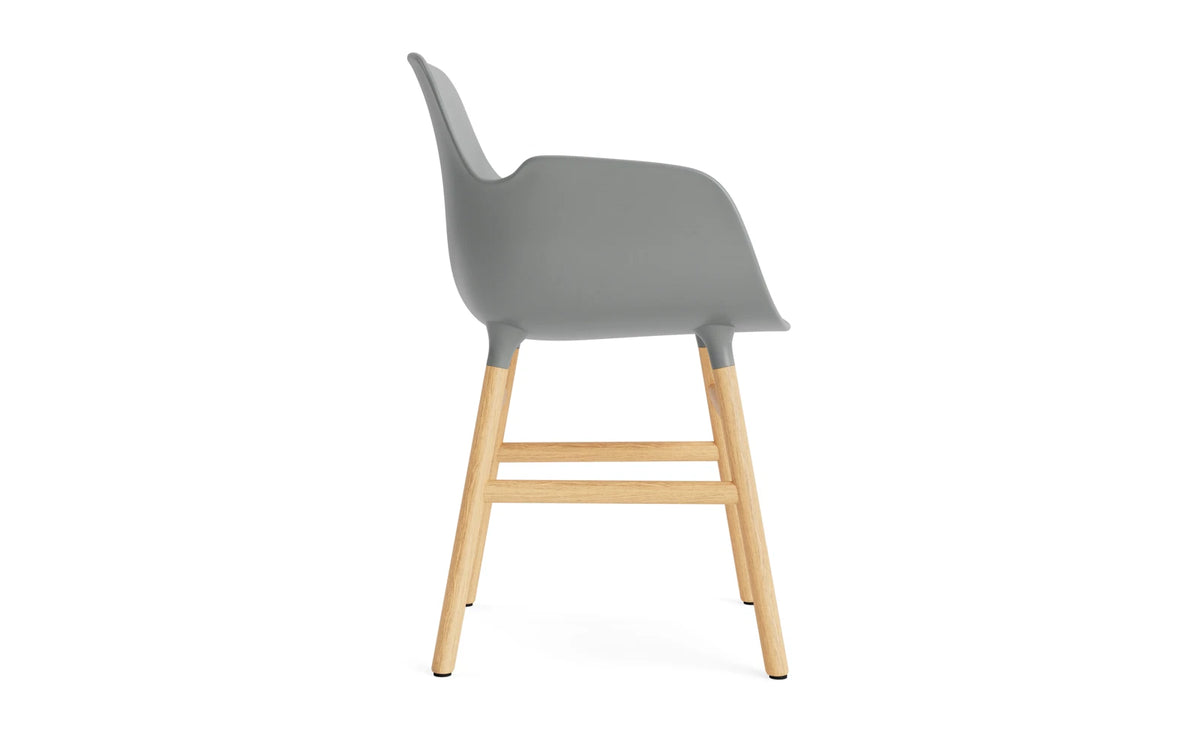 Form Armlehnstuhl in Grau/Eiche präsentiert im Onlineshop von KAQTU Design AG. Stuhl mit Armlehne ist von Normann Copenhagen