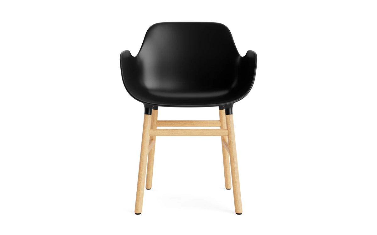 Form Armlehnstuhl in Schwarz/Eiche präsentiert im Onlineshop von KAQTU Design AG. Stuhl mit Armlehne ist von Normann Copenhagen