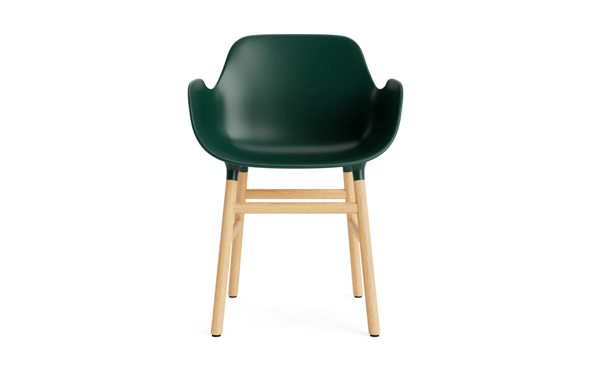 Form Armlehnstuhl in Grün/Eiche präsentiert im Onlineshop von KAQTU Design AG. Stuhl mit Armlehne ist von Normann Copenhagen