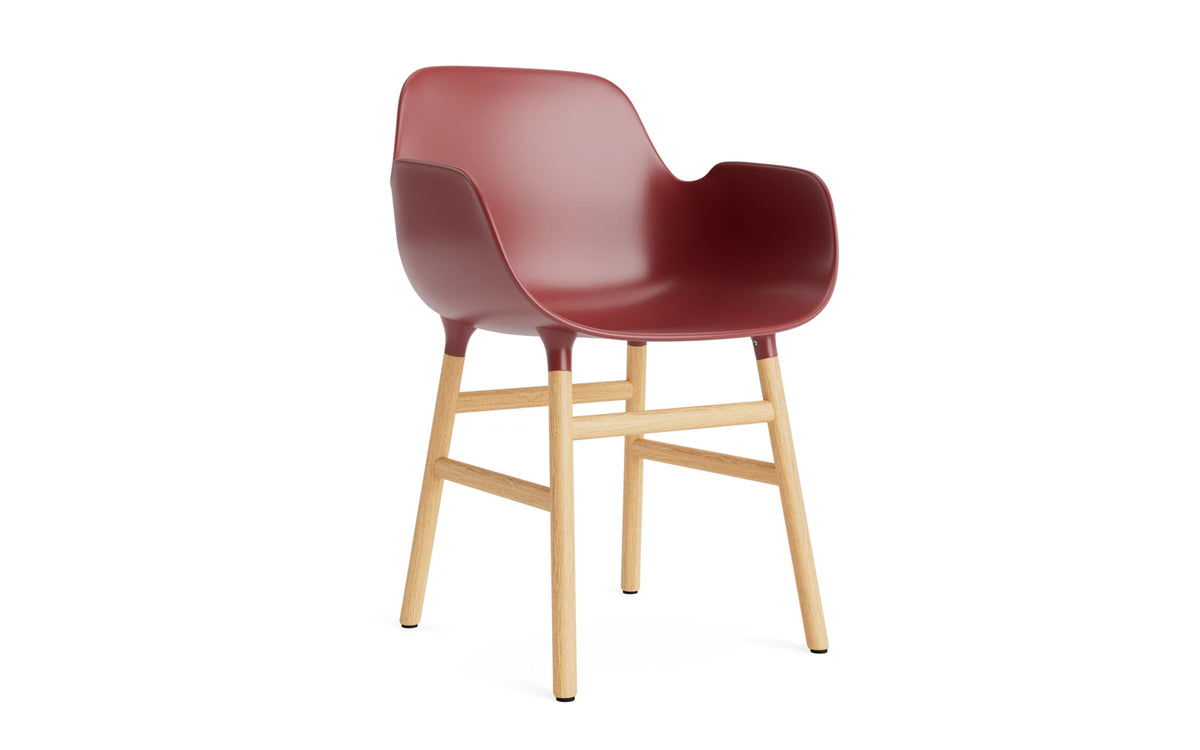 Form Armlehnstuhl in Rot/Eiche präsentiert im Onlineshop von KAQTU Design AG. Stuhl mit Armlehne ist von Normann Copenhagen