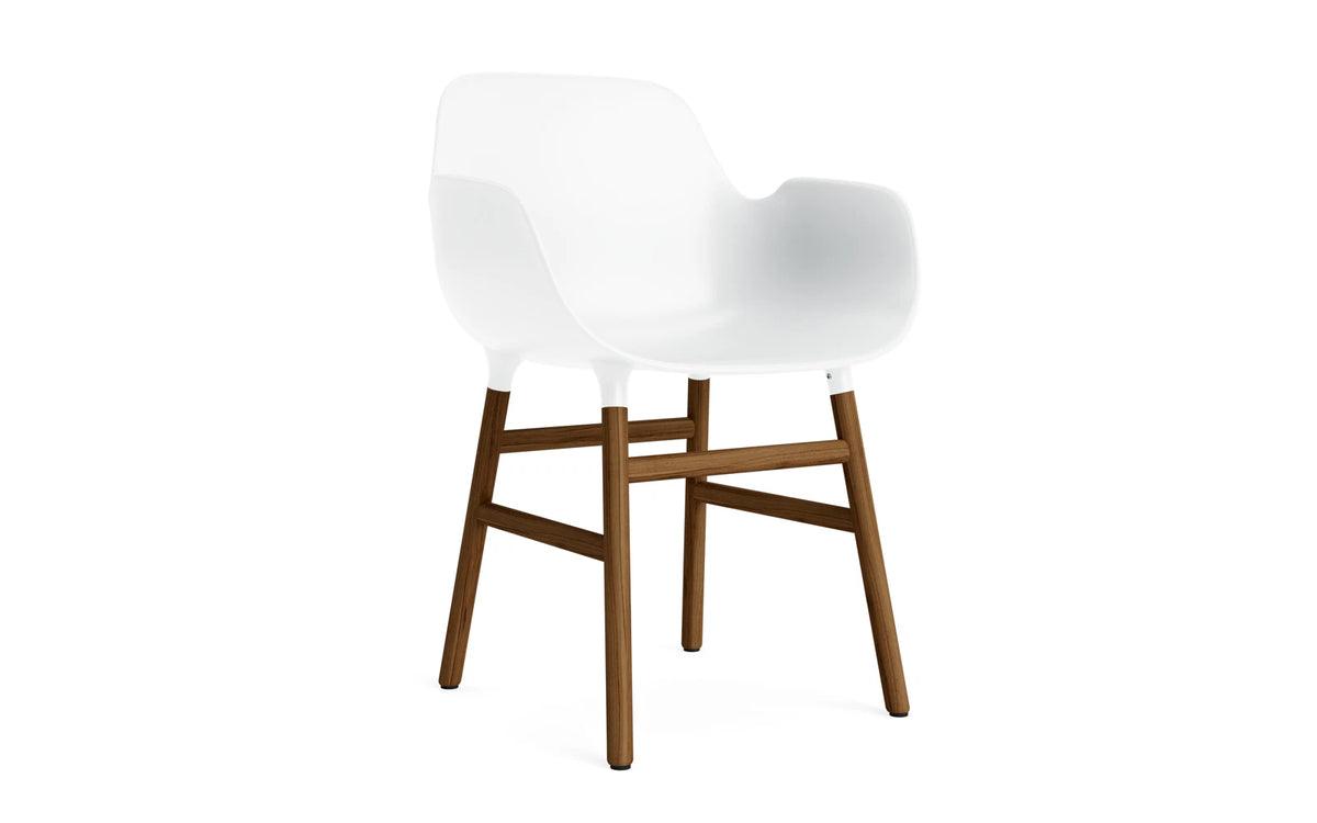 Form Armlehnstuhl in Weiss / Walnuss präsentiert im Onlineshop von KAQTU Design AG. Stuhl mit Armlehne ist von Normann Copenhagen