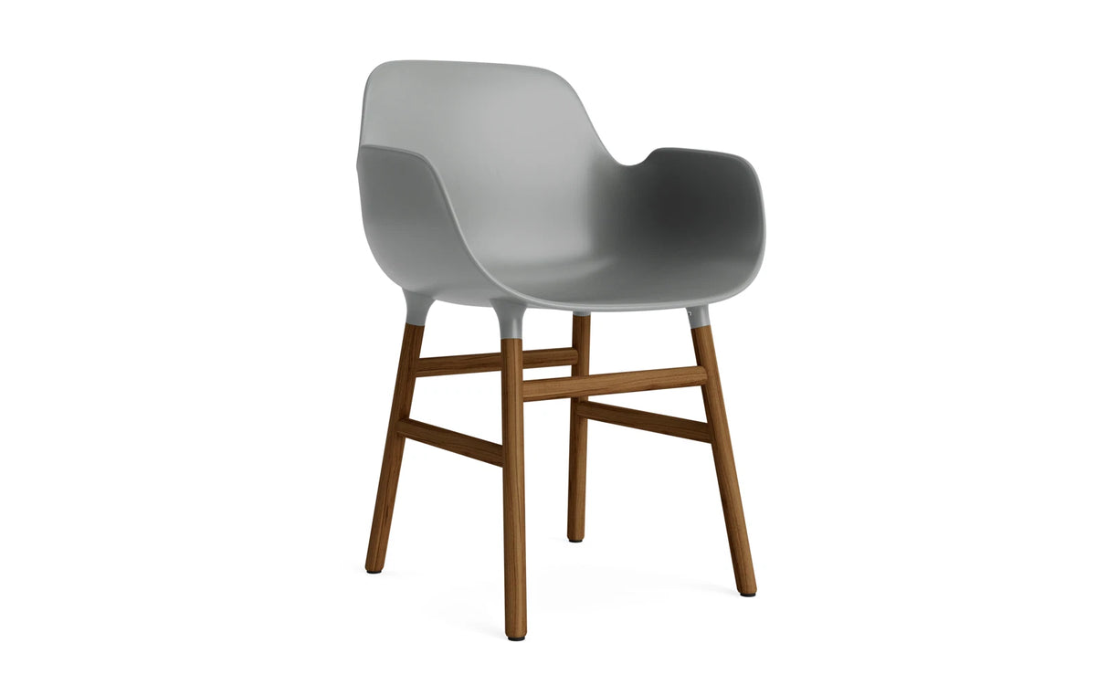 Form Armlehnstuhl in Grau / Walnuss präsentiert im Onlineshop von KAQTU Design AG. Stuhl mit Armlehne ist von Normann Copenhagen