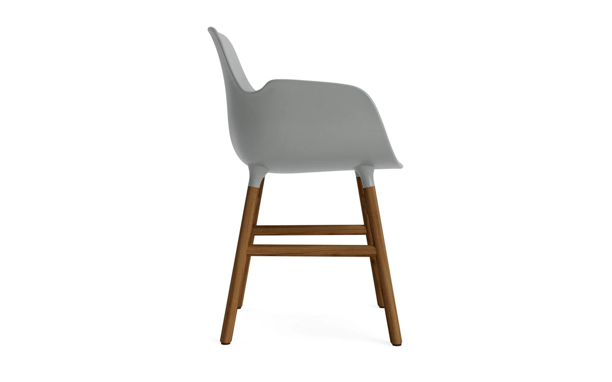 Form Armlehnstuhl in Grau / Walnuss präsentiert im Onlineshop von KAQTU Design AG. Stuhl mit Armlehne ist von Normann Copenhagen