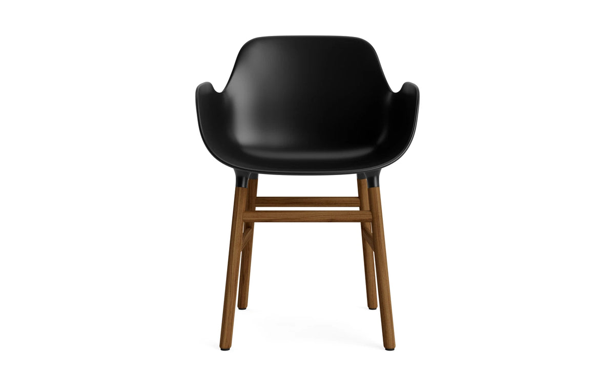 Form Armlehnstuhl in Schwarz / Walnuss präsentiert im Onlineshop von KAQTU Design AG. Stuhl mit Armlehne ist von Normann Copenhagen