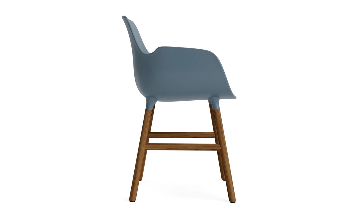 Form Armlehnstuhl in Blau / Walnuss präsentiert im Onlineshop von KAQTU Design AG. Stuhl mit Armlehne ist von Normann Copenhagen