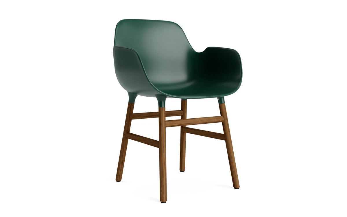 Form Armlehnstuhl in Grün / Walnuss präsentiert im Onlineshop von KAQTU Design AG. Stuhl mit Armlehne ist von Normann Copenhagen