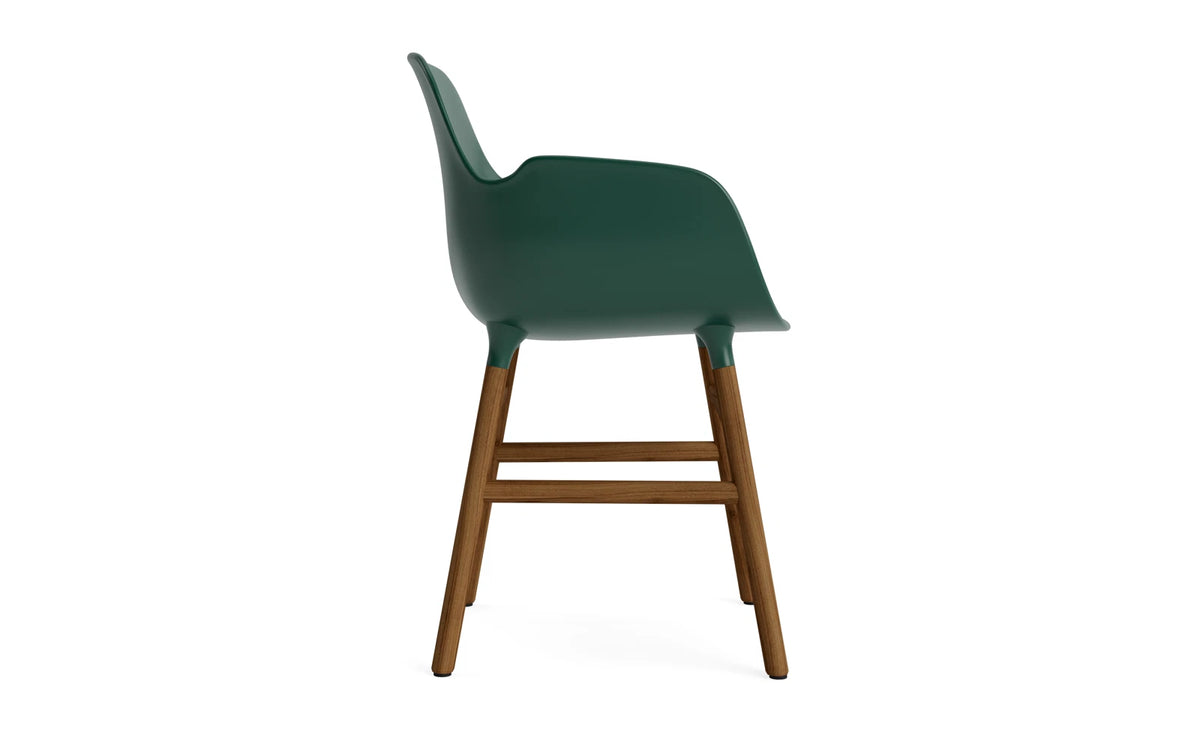 Form Armlehnstuhl in Grün / Walnuss präsentiert im Onlineshop von KAQTU Design AG. Stuhl mit Armlehne ist von Normann Copenhagen