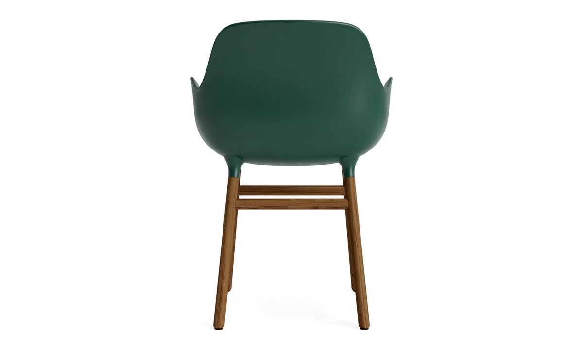 Form Armlehnstuhl in Grün / Walnuss präsentiert im Onlineshop von KAQTU Design AG. Stuhl mit Armlehne ist von Normann Copenhagen
