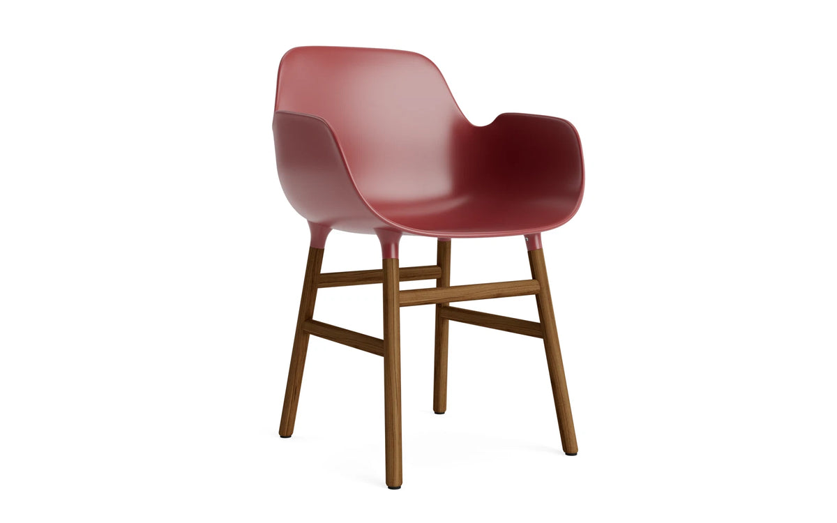 Form Armlehnstuhl in Rot / Walnuss präsentiert im Onlineshop von KAQTU Design AG. Stuhl mit Armlehne ist von Normann Copenhagen