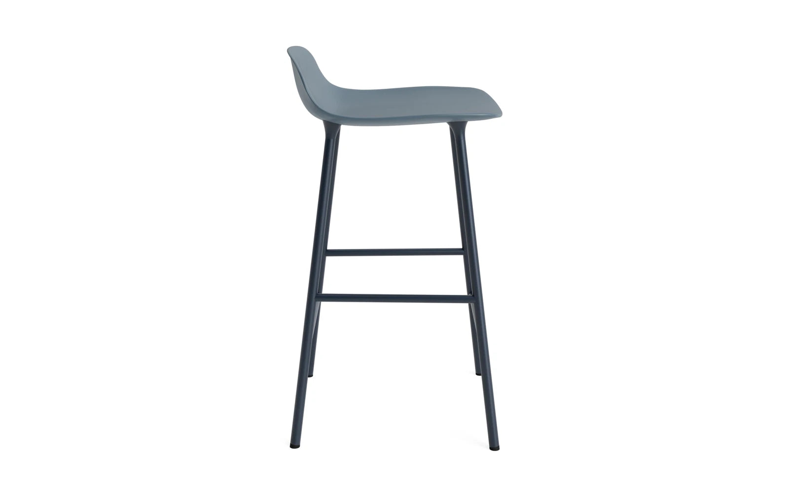 Stylischer Form Barhocker von Normann Copenhagen: Minimalistisches Design vereint Funktionalität und skandinavischen Charme.