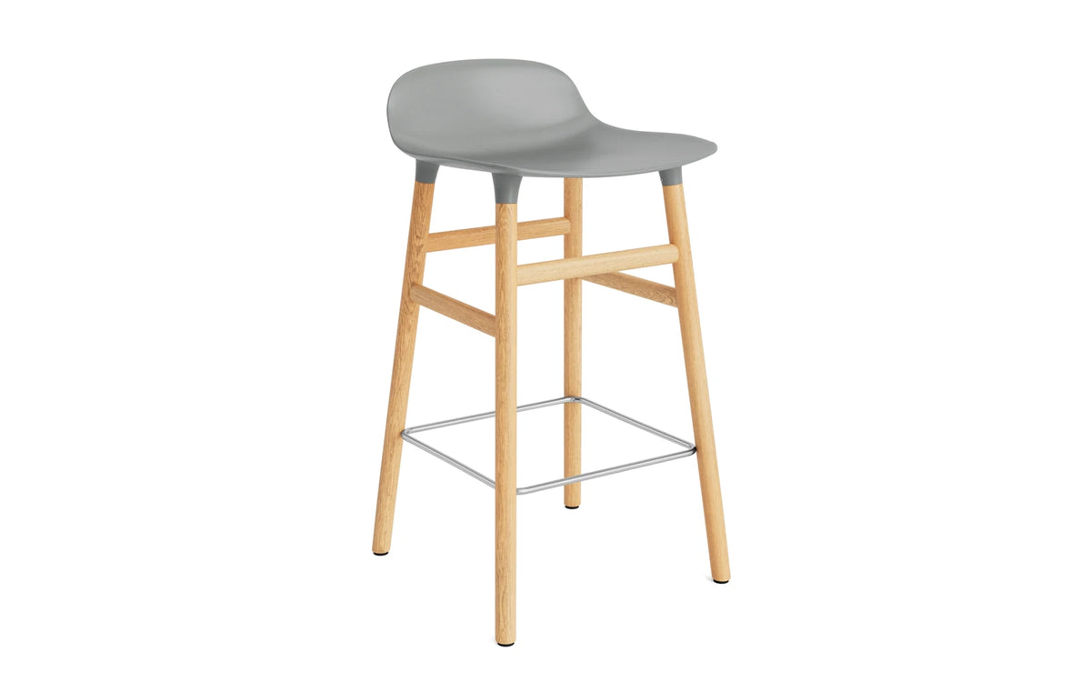 Form Barhocker in Grau präsentiert im Onlineshop von KAQTU Design AG. Barstuhl ist von Normann Copenhagen