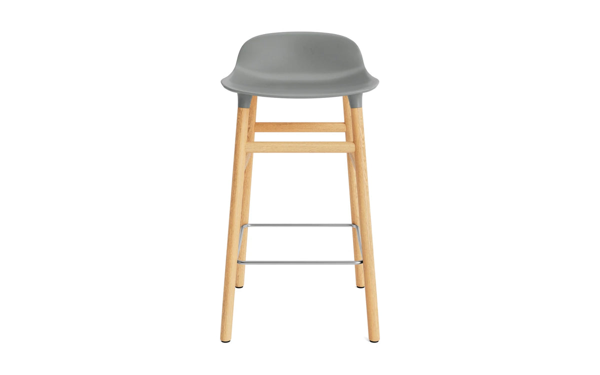 Form Barhocker in Grau präsentiert im Onlineshop von KAQTU Design AG. Barstuhl ist von Normann Copenhagen