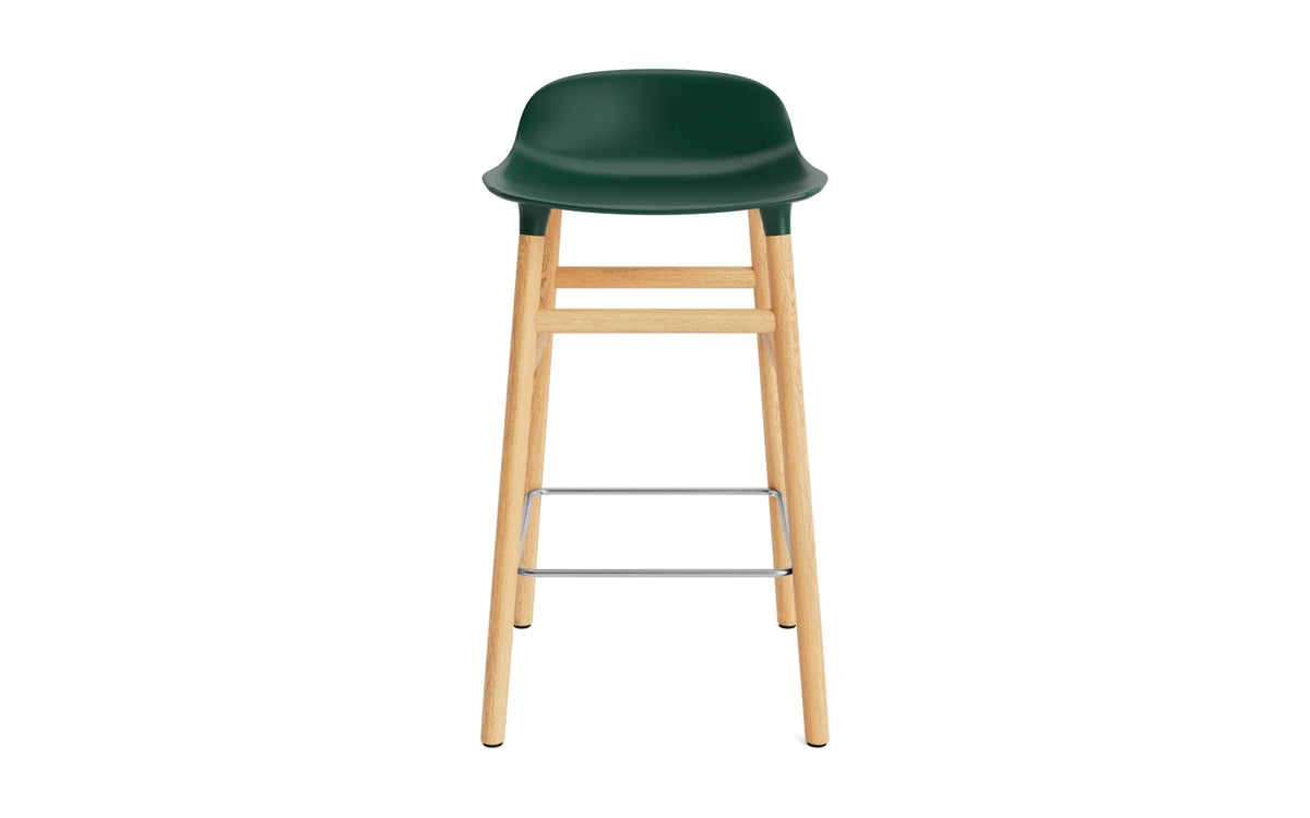Form Barhocker in Grün präsentiert im Onlineshop von KAQTU Design AG. Barstuhl ist von Normann Copenhagen