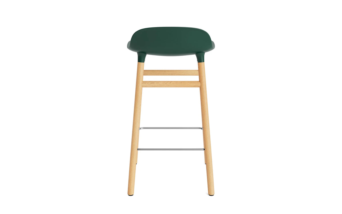 Form Barhocker in Grün präsentiert im Onlineshop von KAQTU Design AG. Barstuhl ist von Normann Copenhagen