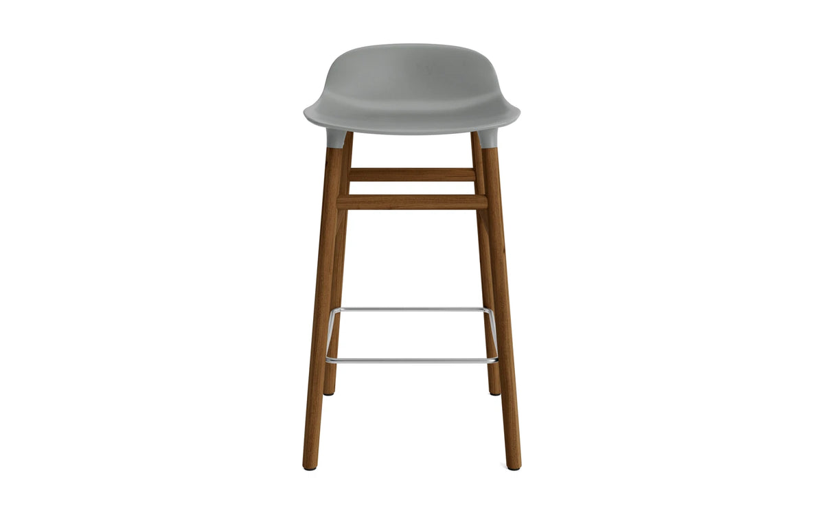 Form Barhocker in Grau präsentiert im Onlineshop von KAQTU Design AG. Barstuhl ist von Normann Copenhagen