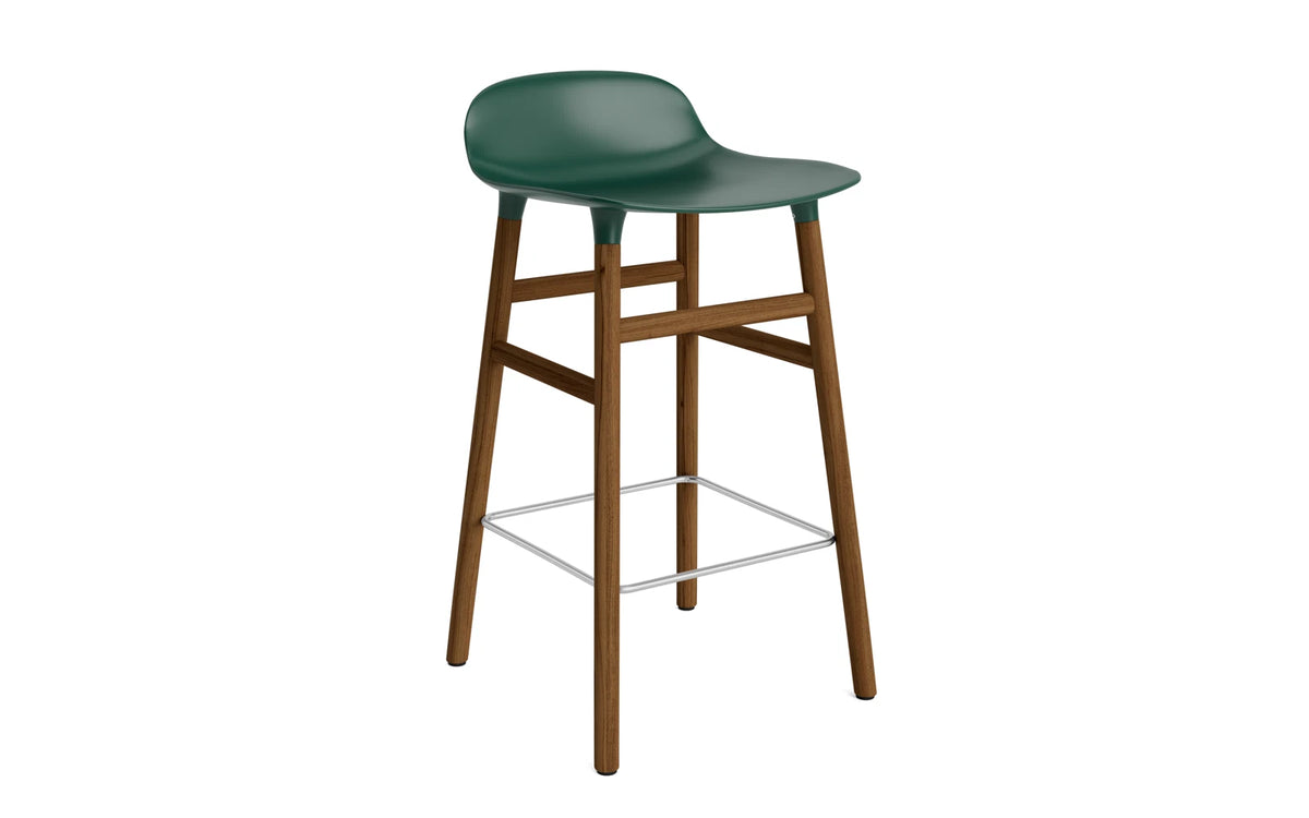 Form Barhocker in Grün präsentiert im Onlineshop von KAQTU Design AG. Barstuhl ist von Normann Copenhagen