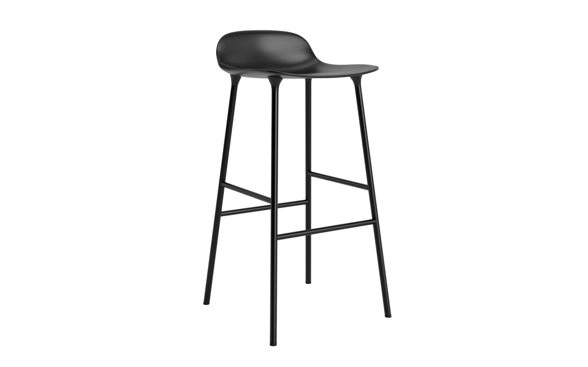 Form Barhocker in Schwarz präsentiert im Onlineshop von KAQTU Design AG. Barstuhl ist von Normann Copenhagen