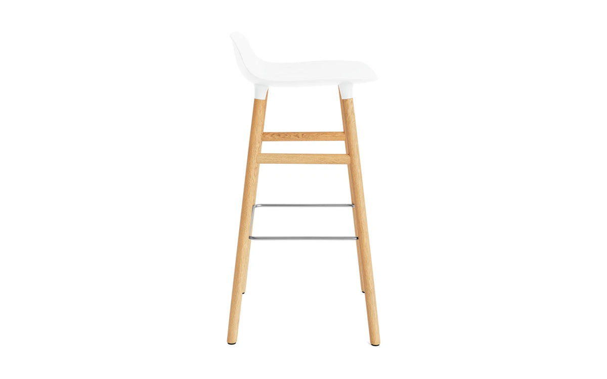 Form Barhocker in Weiss präsentiert im Onlineshop von KAQTU Design AG. Barstuhl ist von Normann Copenhagen