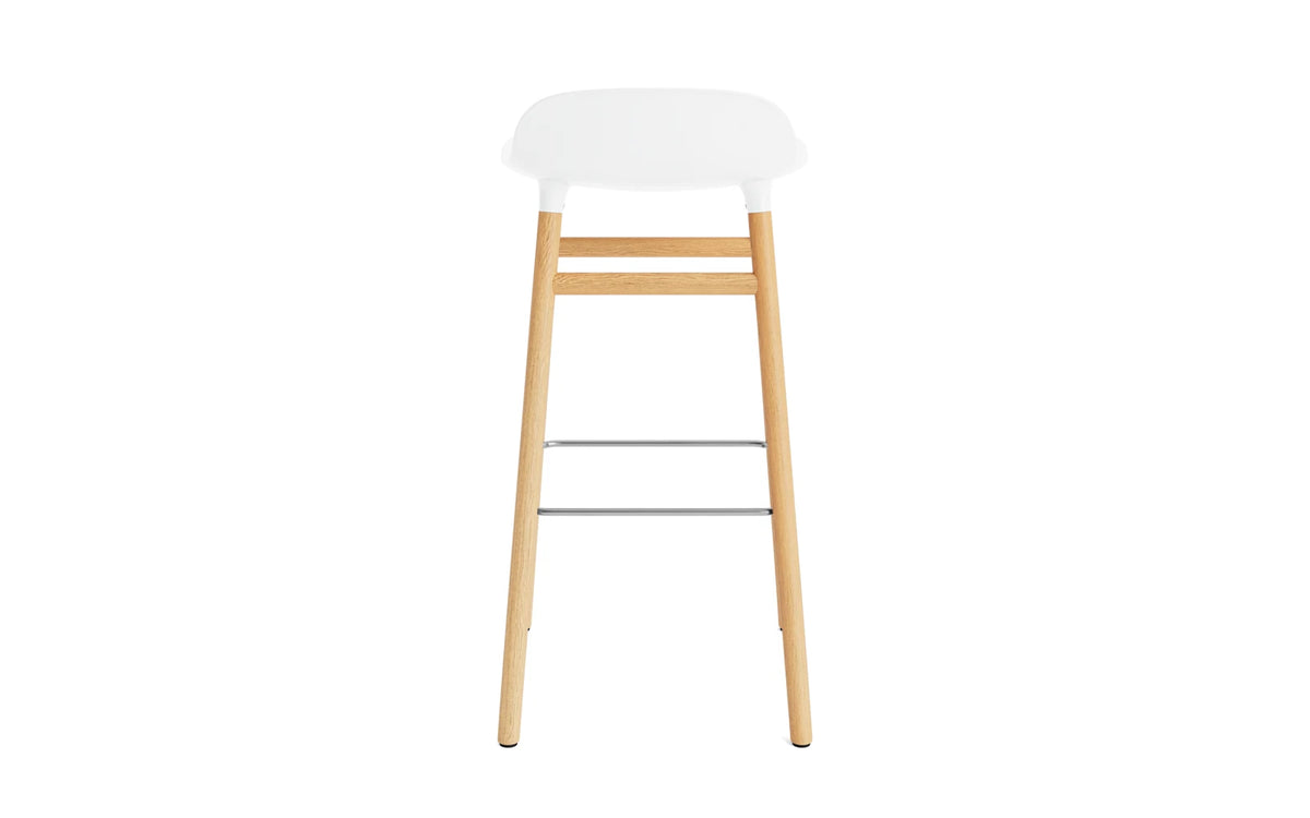 Form Barhocker in Weiss präsentiert im Onlineshop von KAQTU Design AG. Barstuhl ist von Normann Copenhagen