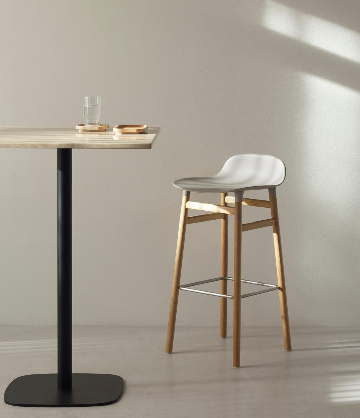 Form Barhocker in Grau präsentiert im Onlineshop von KAQTU Design AG. Barstuhl ist von Normann Copenhagen
