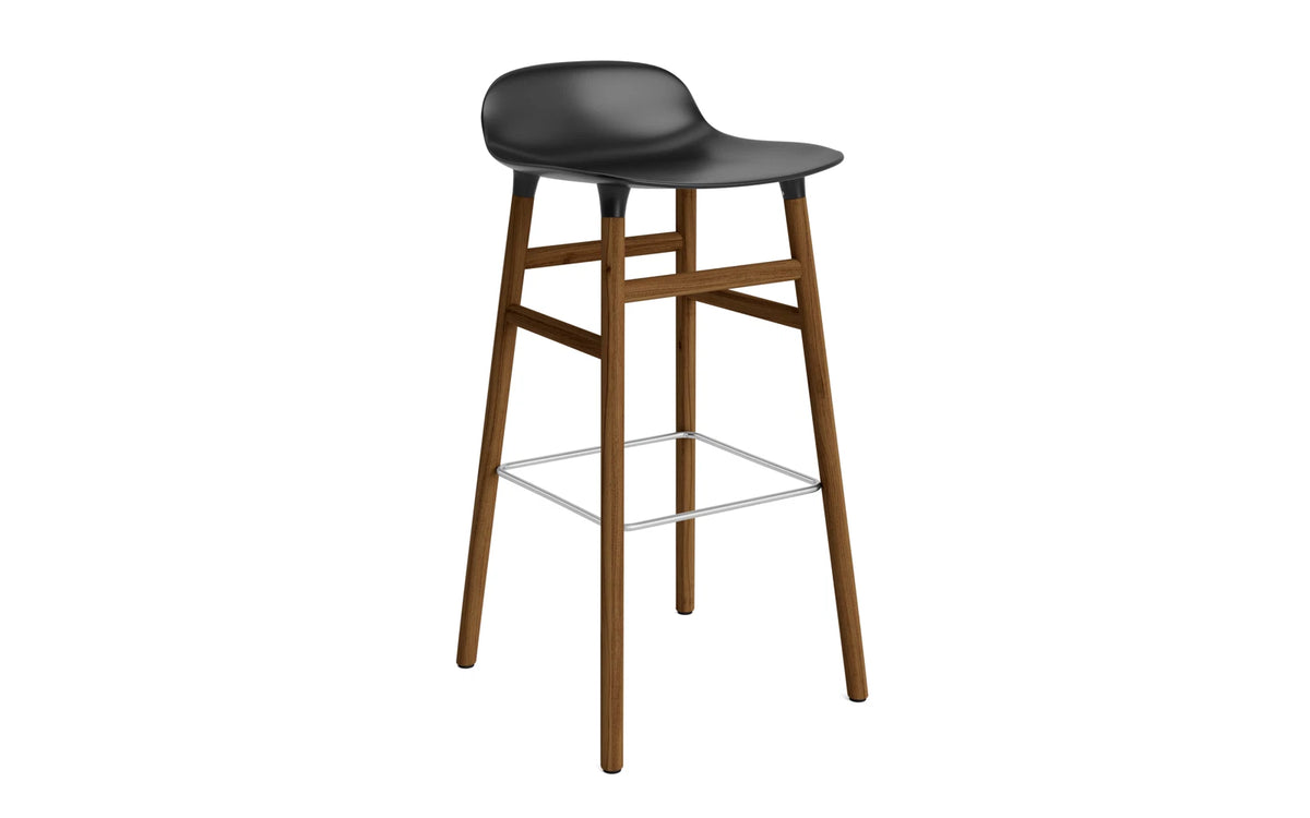 Form Barhocker in Schwarz präsentiert im Onlineshop von KAQTU Design AG. Barstuhl ist von Normann Copenhagen