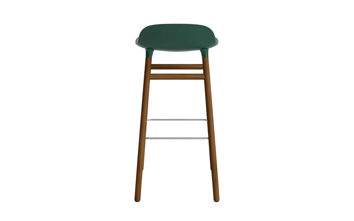 Form Barhocker in Grün präsentiert im Onlineshop von KAQTU Design AG. Barstuhl ist von Normann Copenhagen